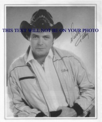 MICKEY GILLEY AUTOGRAPHED PHOTO, MICKEY GILLEY SIGNED, MICKEY GILLEY AUTO