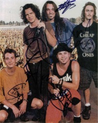 PEARL JAM GROUP SIGNED 8x10 PHOTO