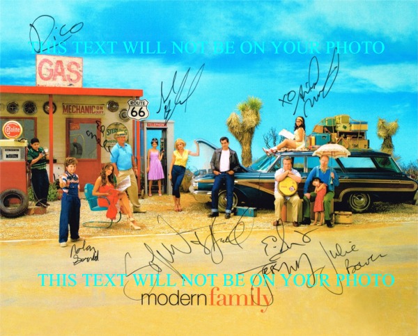 MODERN FAMILY CAST 2 AUTOGRPAHED PHOTO, MODERN FAMILY CAST SIGNED PICTURE, MODERN FAMILY CAST AUTOS