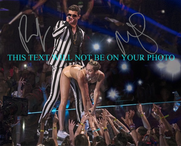 MILEY CYRUS AND ROBIN THICKE AUTOGRAPHED PHOTO, MILEY CYRUS ROBIN THICKE SIGNED 8x10 VMA BLURRED LIN