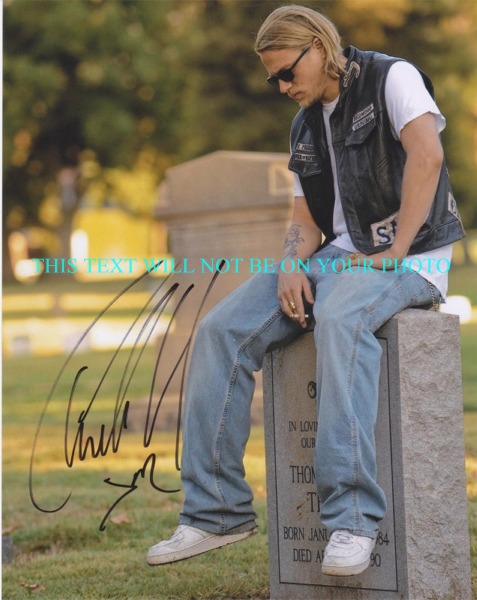 CHARLIE HUNNAM AUTOGRAPHED PHOTO SONS OF ANARCHY, CHARLIE HUNNAM SIGNED 8x10 PHOTO SONS OF ANARCHY