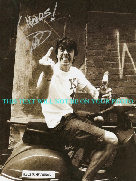 DAVE GROHL AUTOGAPHED PHOTO, DAVE GROHL SIGNED 8x10 PHOTO FOO FIGHTERS, DAVID GROHL AUTOGRAPH