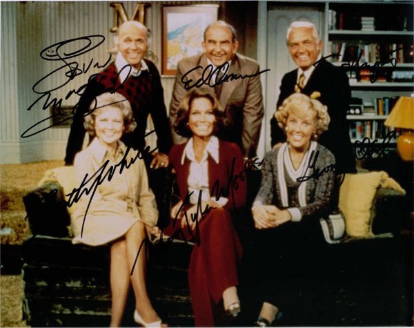 THE MARY TYLER MOORE SHOW CAST SIGNED 8x10 PHOTO