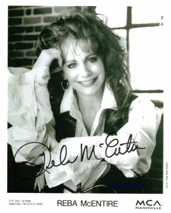 REBA McENTIRE SIGNED 8x10 PROMO PHOTO