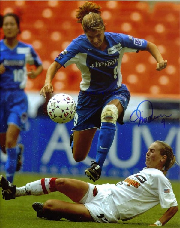 MIA HAMM SIGNED 8x10 PHOTO